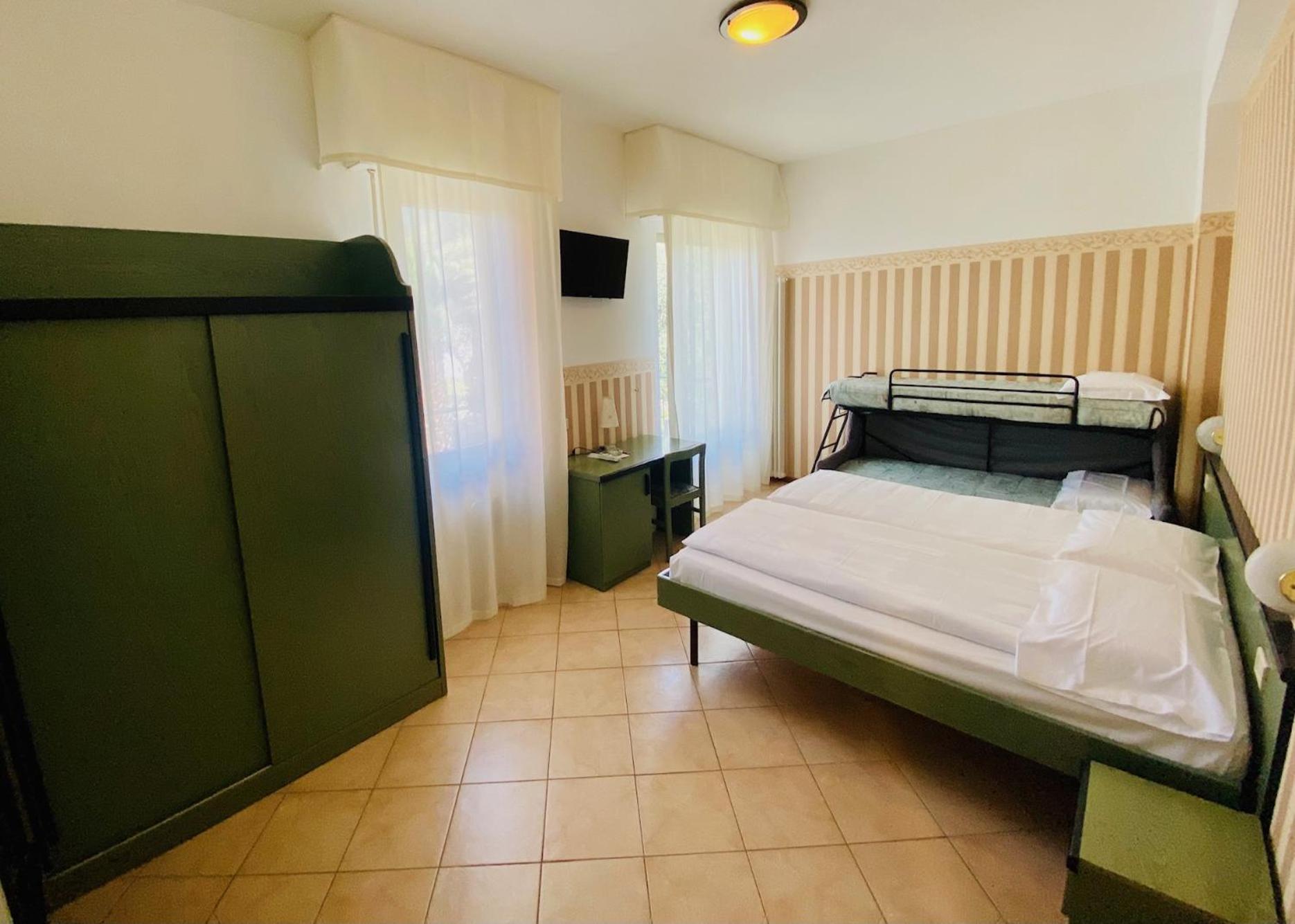 Hotel Ideal Малчезине Екстериор снимка