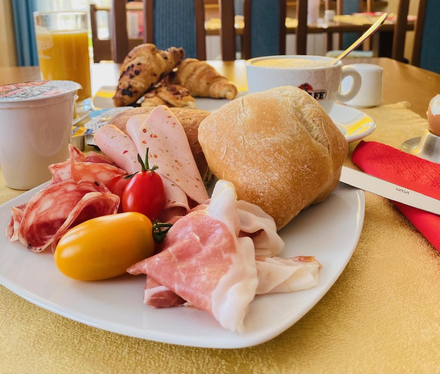Hotel Ideal Малчезине Екстериор снимка