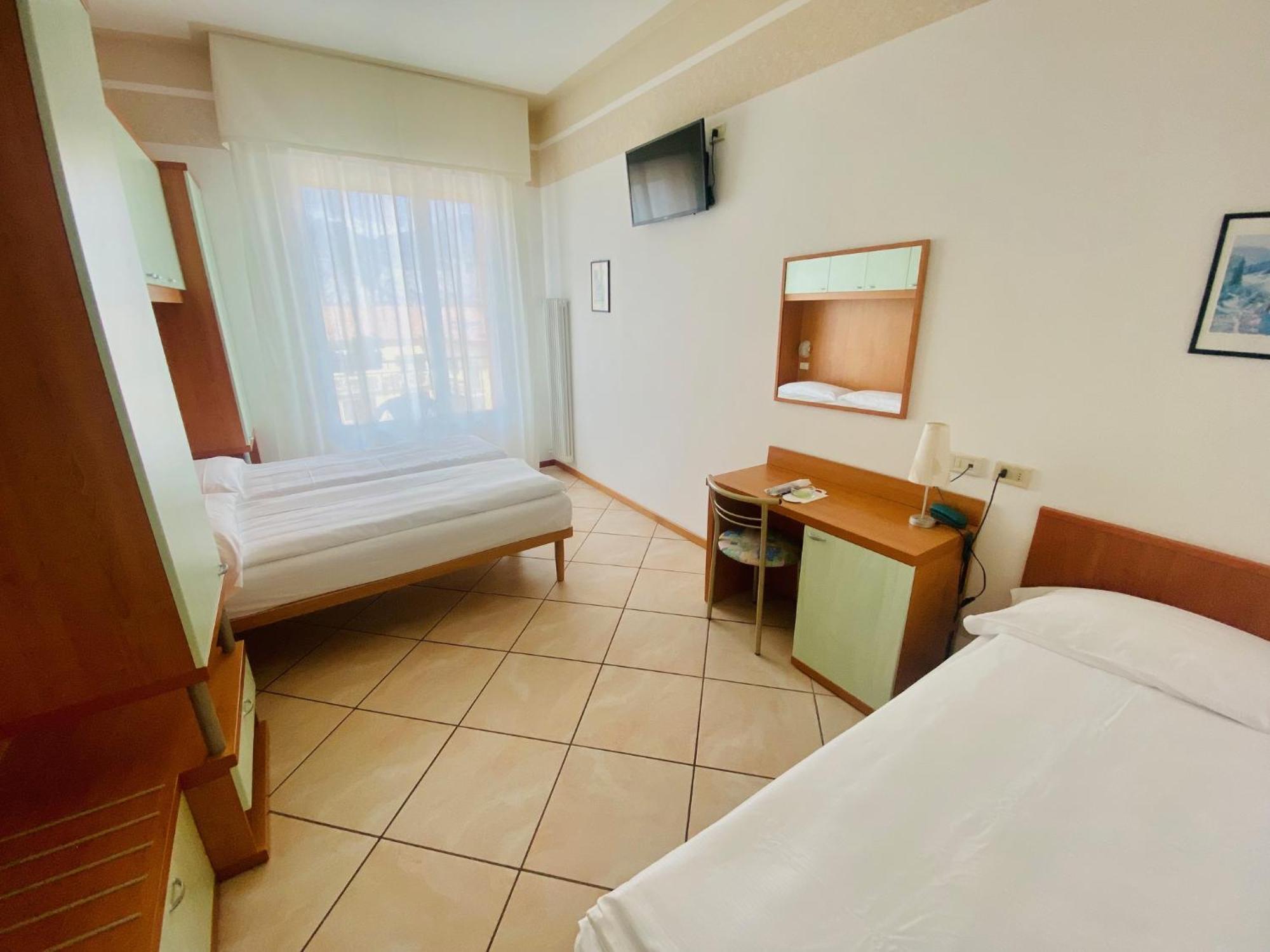 Hotel Ideal Малчезине Екстериор снимка